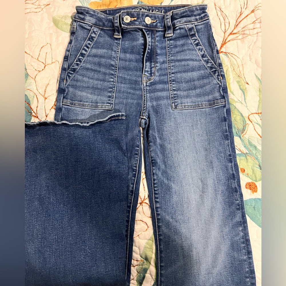 American Eagle Super High Rise Flare Blue Jeans- Size 4 Short